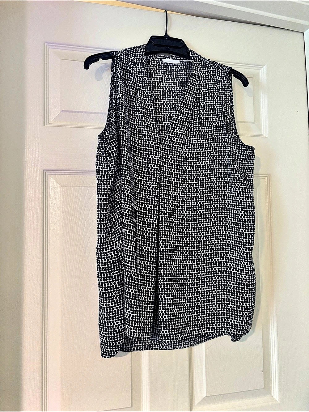New York & Company Polka Dot Sleeveless Blouse in Black & White Size Medium